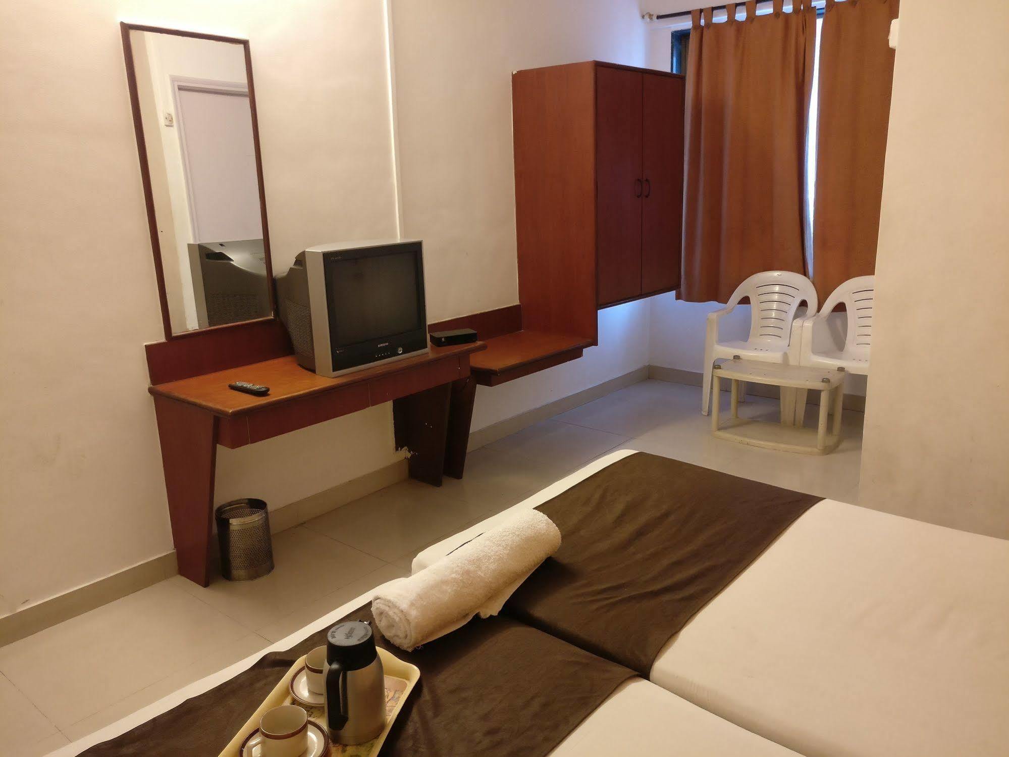 Oyo 1065 Hotel Hmr Royal Inn Pune Exterior foto