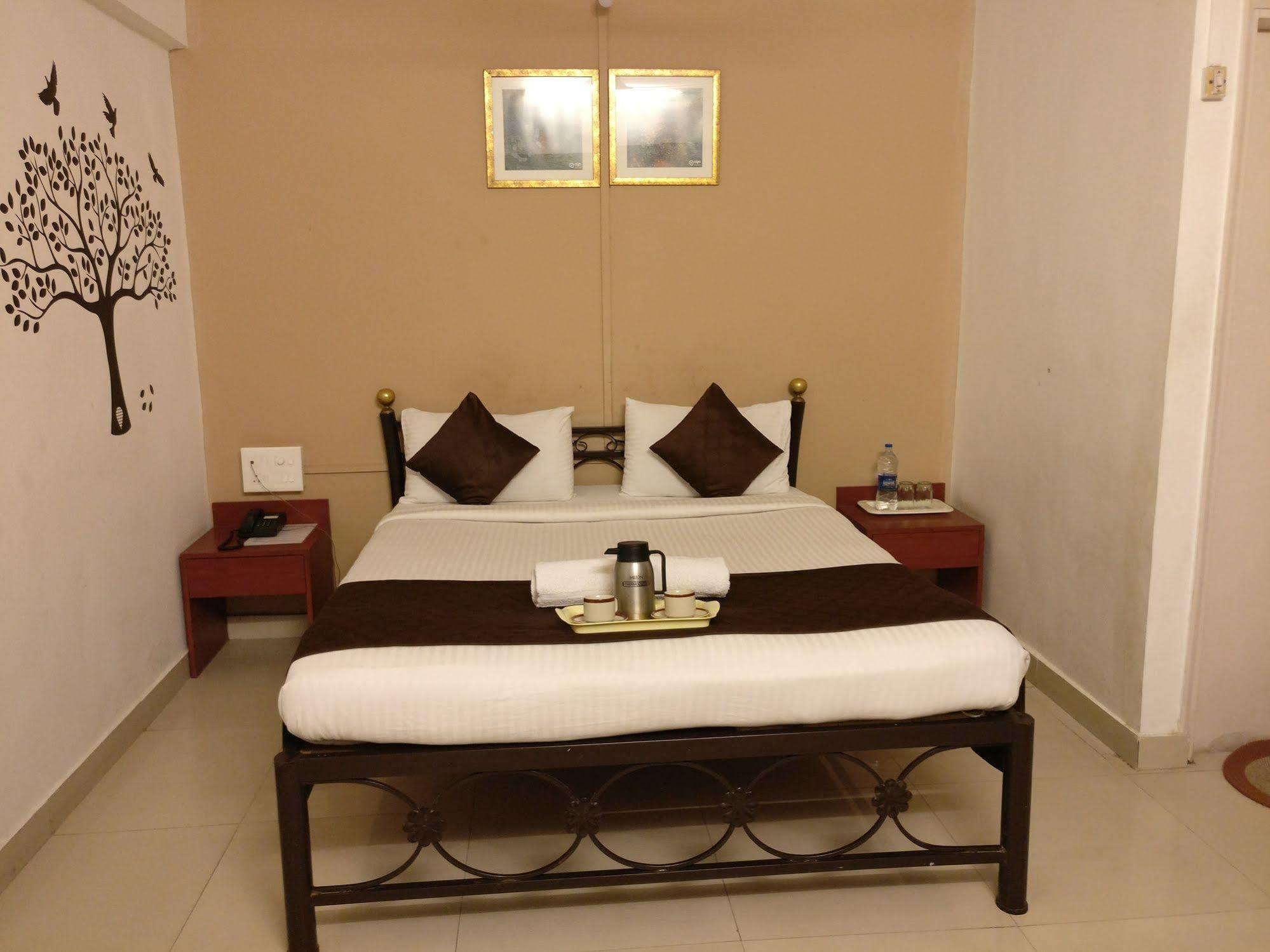 Oyo 1065 Hotel Hmr Royal Inn Pune Exterior foto