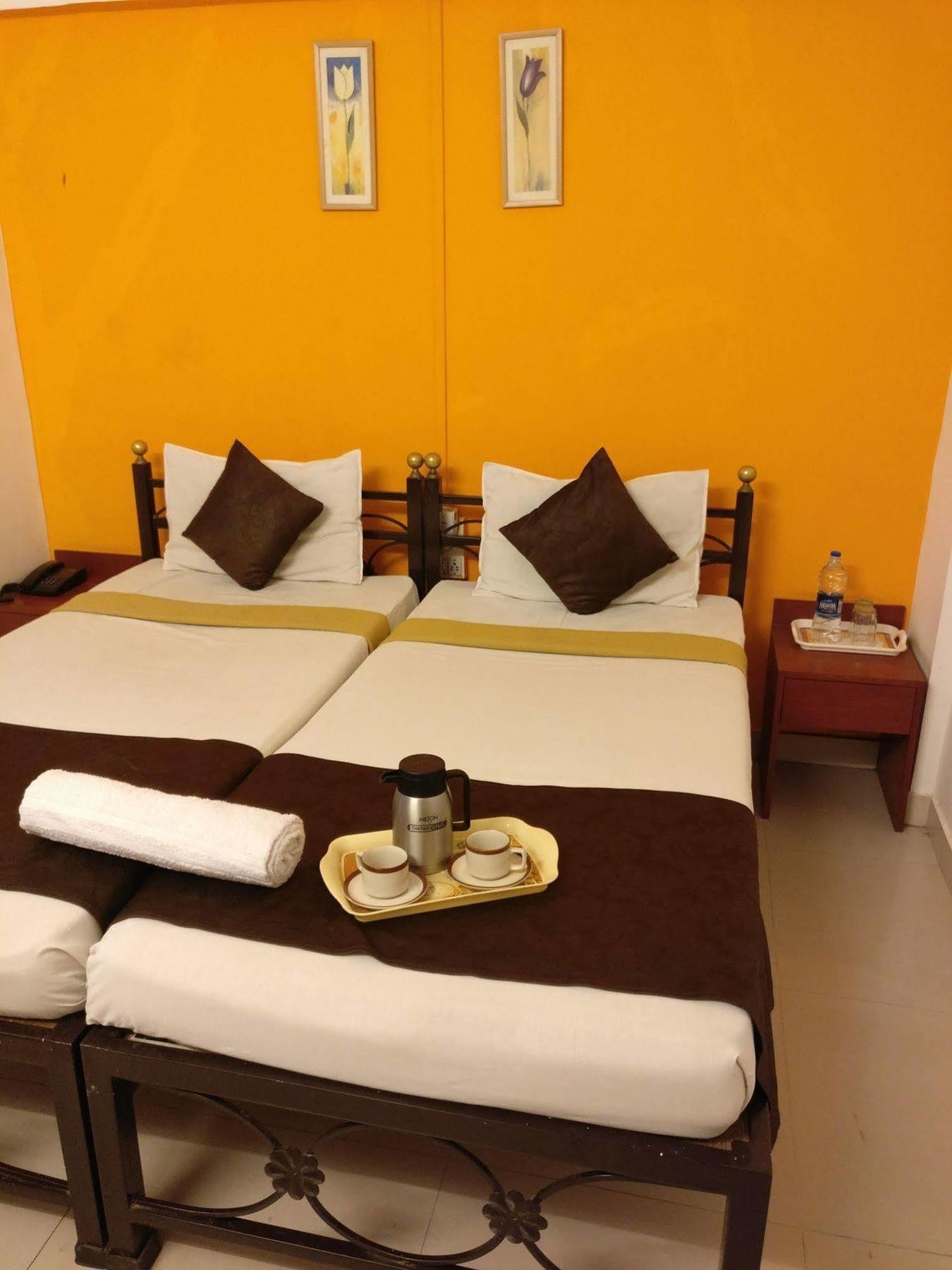 Oyo 1065 Hotel Hmr Royal Inn Pune Exterior foto