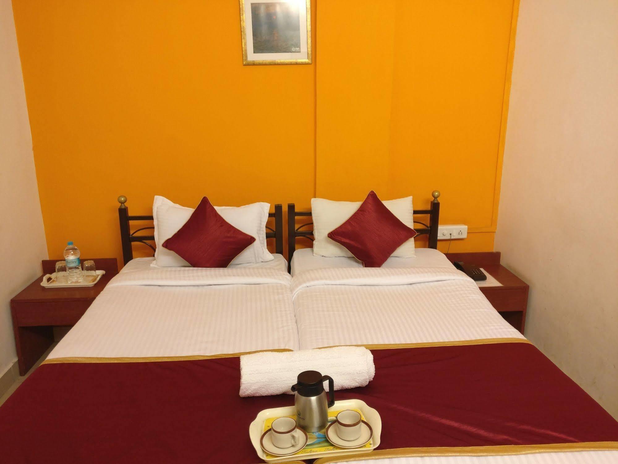 Oyo 1065 Hotel Hmr Royal Inn Pune Exterior foto