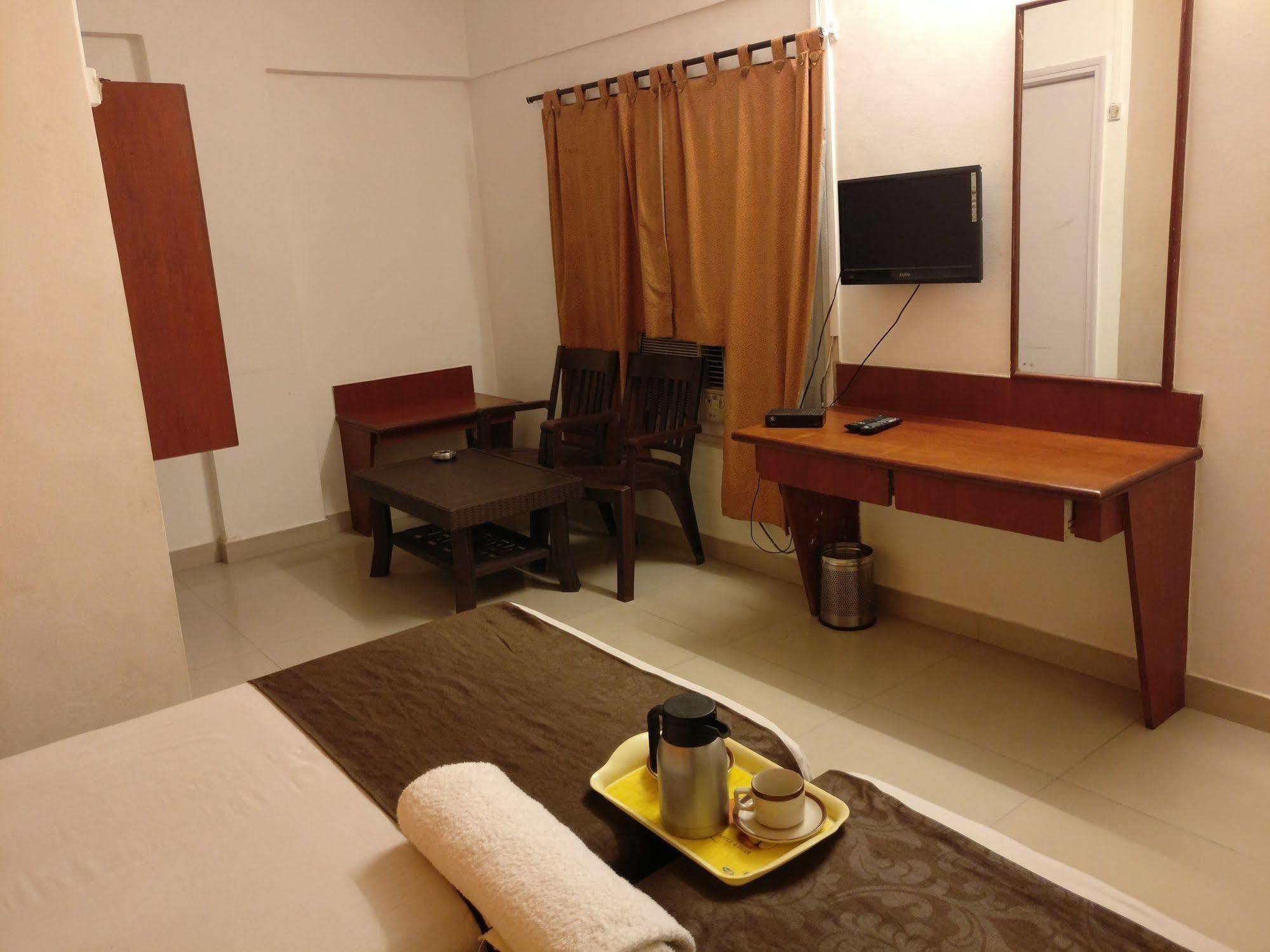 Oyo 1065 Hotel Hmr Royal Inn Pune Exterior foto