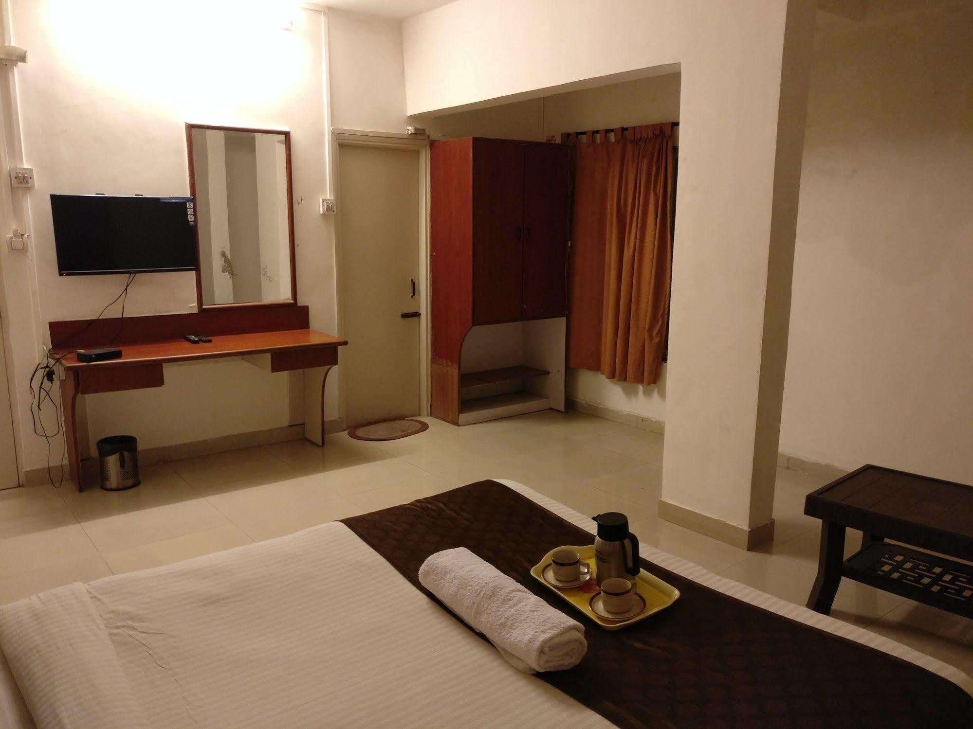 Oyo 1065 Hotel Hmr Royal Inn Pune Exterior foto
