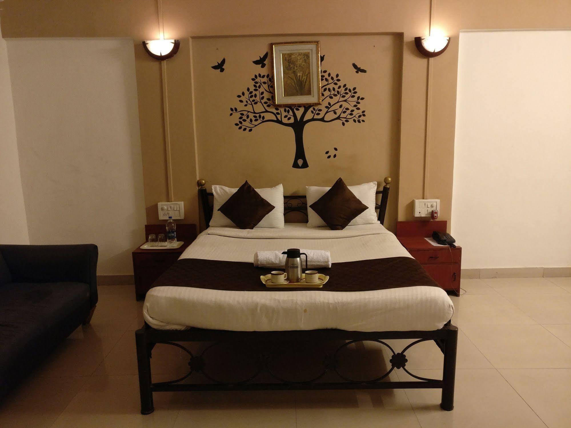 Oyo 1065 Hotel Hmr Royal Inn Pune Exterior foto