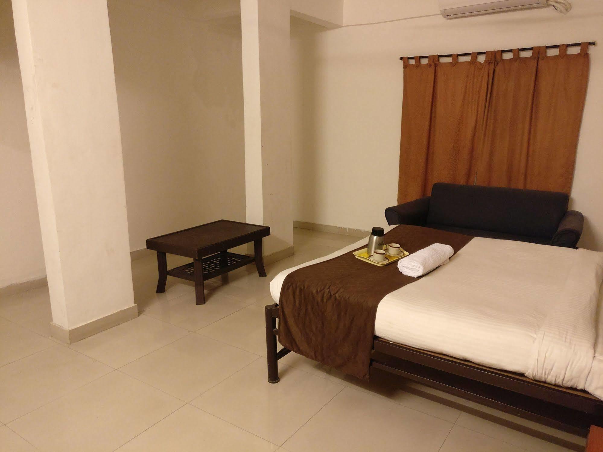Oyo 1065 Hotel Hmr Royal Inn Pune Exterior foto
