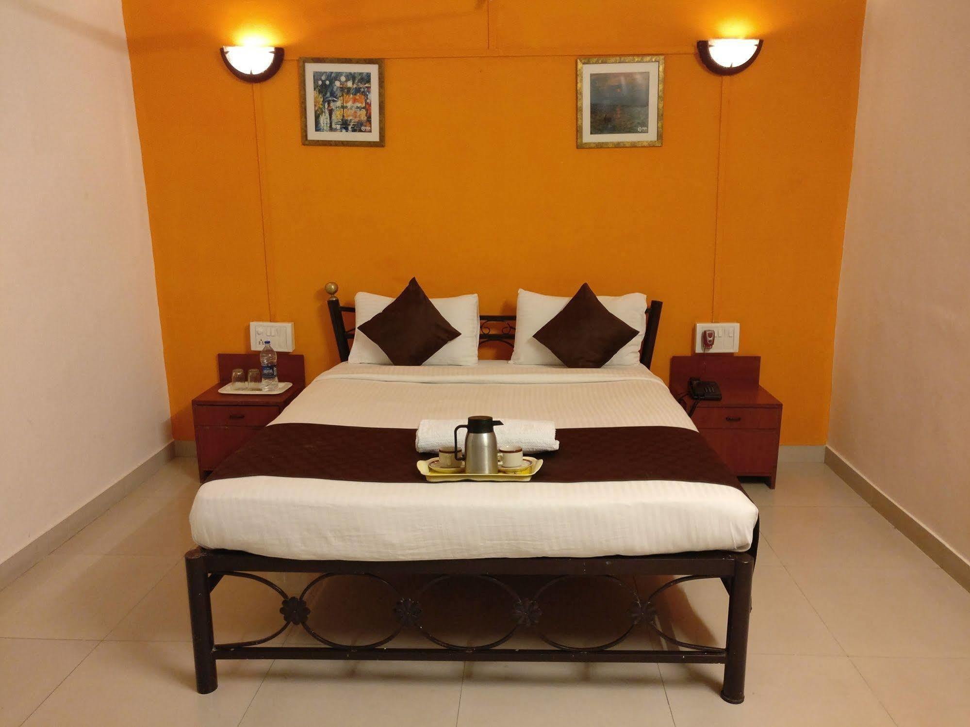 Oyo 1065 Hotel Hmr Royal Inn Pune Exterior foto