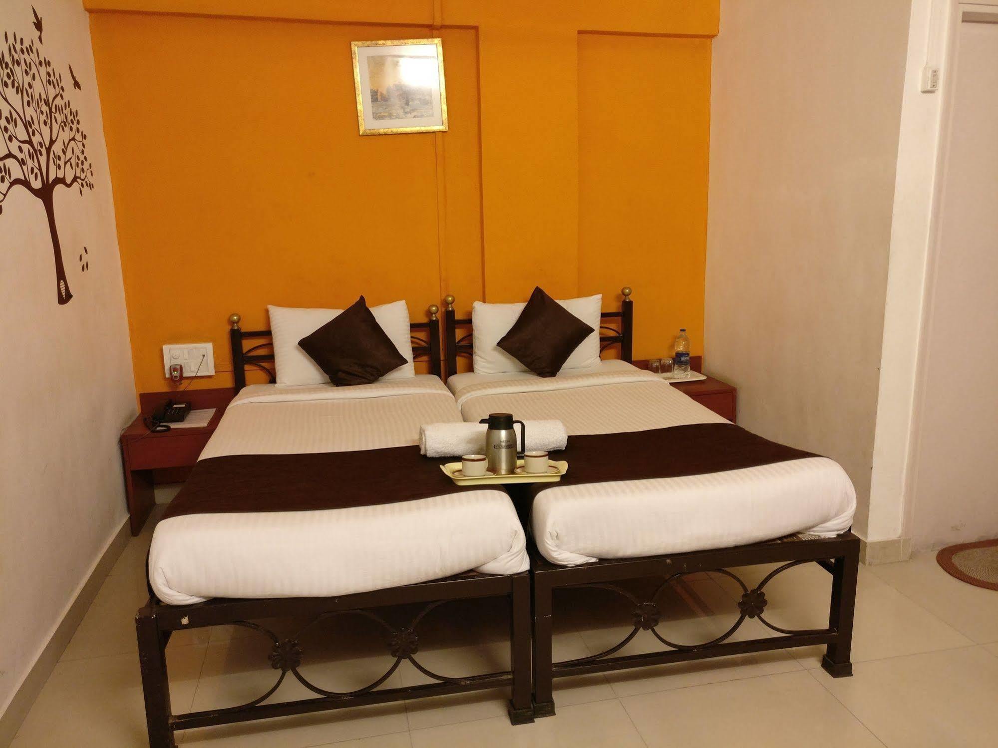 Oyo 1065 Hotel Hmr Royal Inn Pune Exterior foto