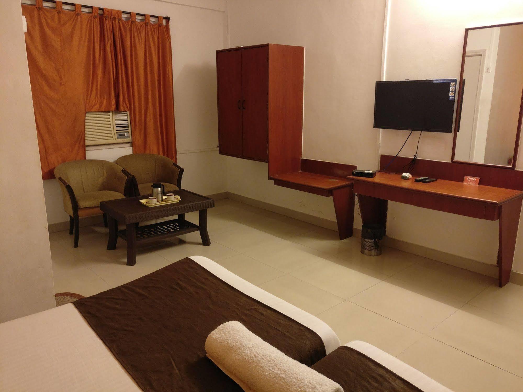 Oyo 1065 Hotel Hmr Royal Inn Pune Exterior foto